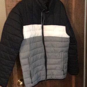 Swiss Tech Men’s Puffer jacket size small (34-36) Black, white and gray.